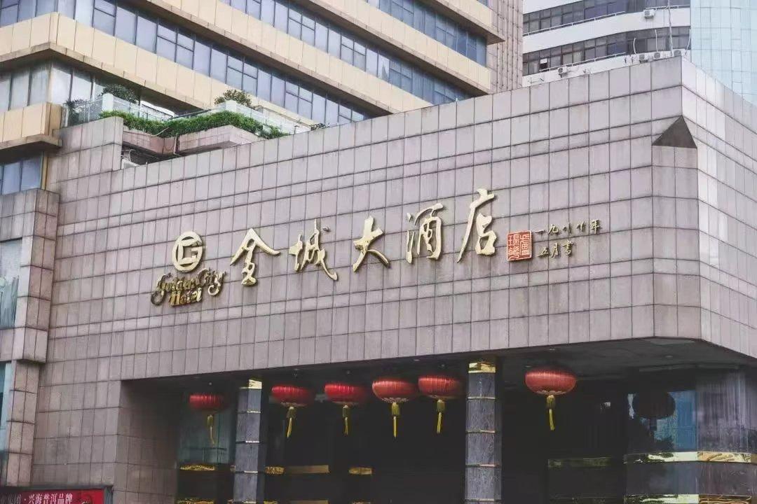 上个世纪八九十年代，佛山酒店业也有一对M记和K记。

他们都围着城门头楼路“氹氹