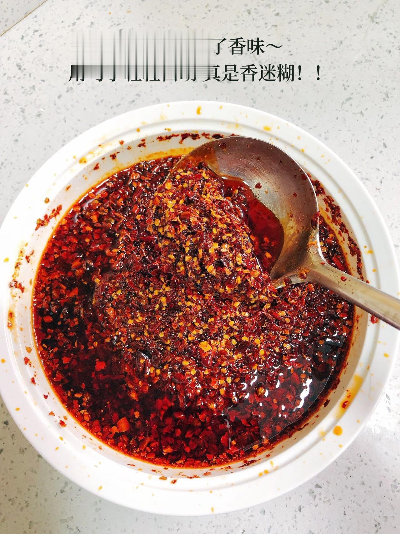 简单易学的零失败家庭版辣椒油，这真是绝了！
凉菜师傅教我做这个家庭版的辣椒油，真