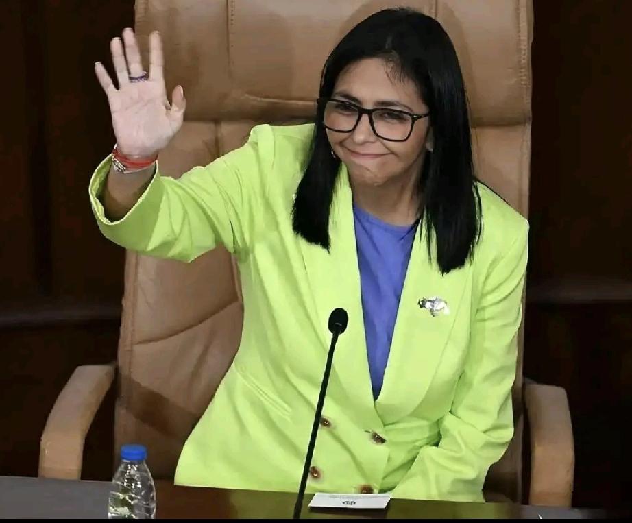 罗德里格斯的笑，还是挺有层次的。
穿绿衣服的她，似笑非笑；
穿红衣服的她，喜上眉