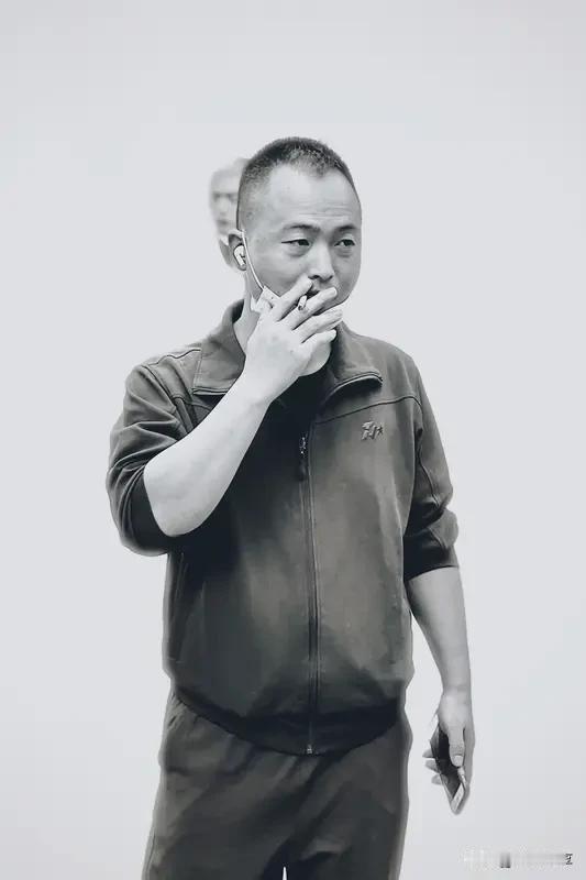 潘长江堪称喜剧界的宝藏。他的搞笑日常十分丰富。其小品里的经典动作，小短腿蹦跶、小