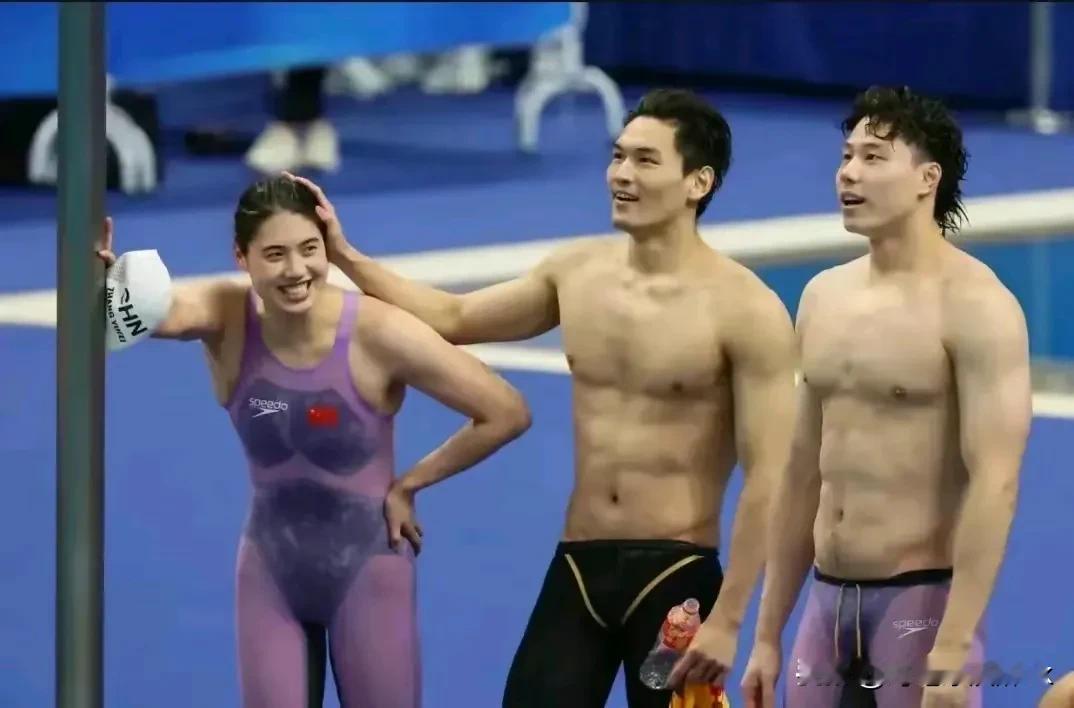 看了这张照片，终于理解了张雨霏说得男的8块腹肌不是标配吗？[偷笑]

张雨霏周围