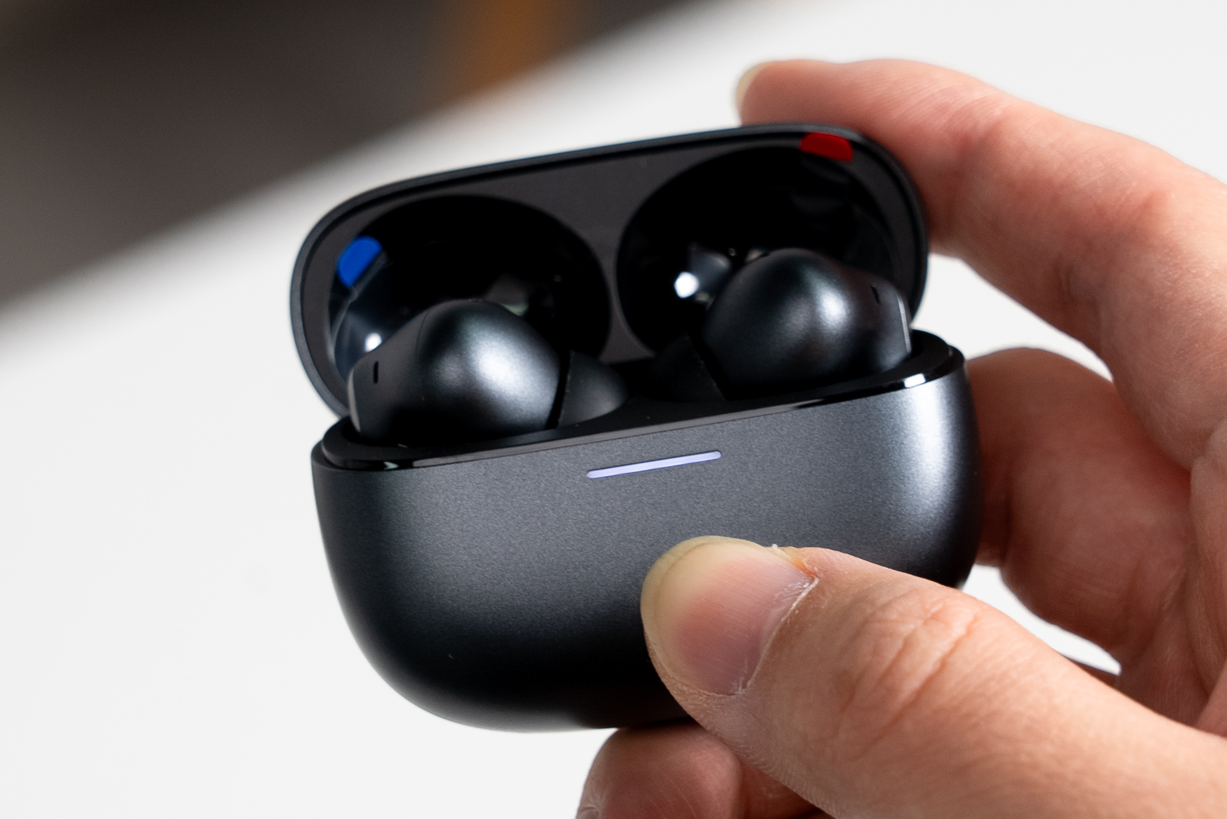 我们拿到了 REDMI Buds 8 Pro 玄武黑版本耳机仓采用喷砂金属漆工艺