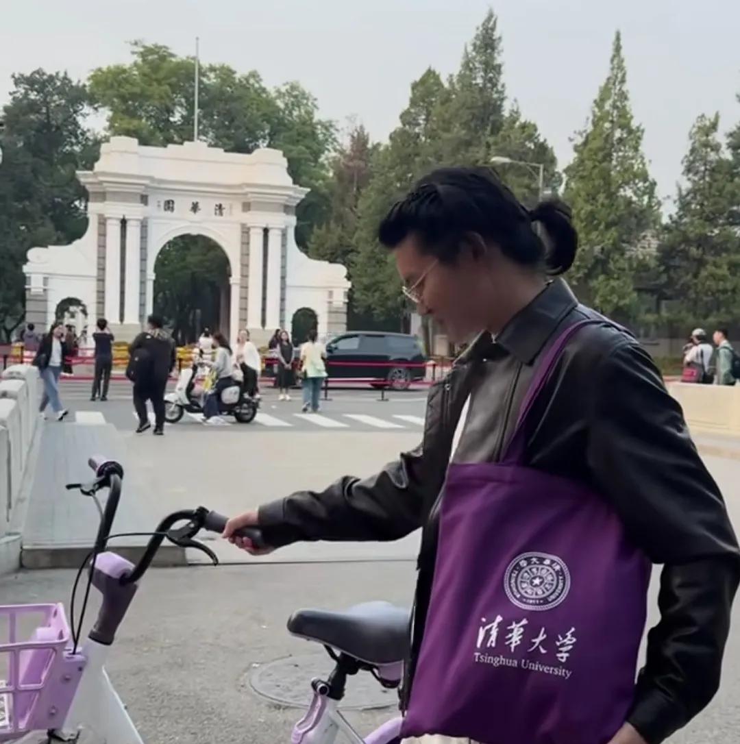 清华大学一学生背着紫色的“清华大学”布背包。