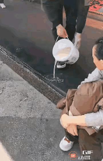 “格局打开！”2名游客逛街逛累了，便坐在一家柿饼店门前的台阶上休息，不料，店老板