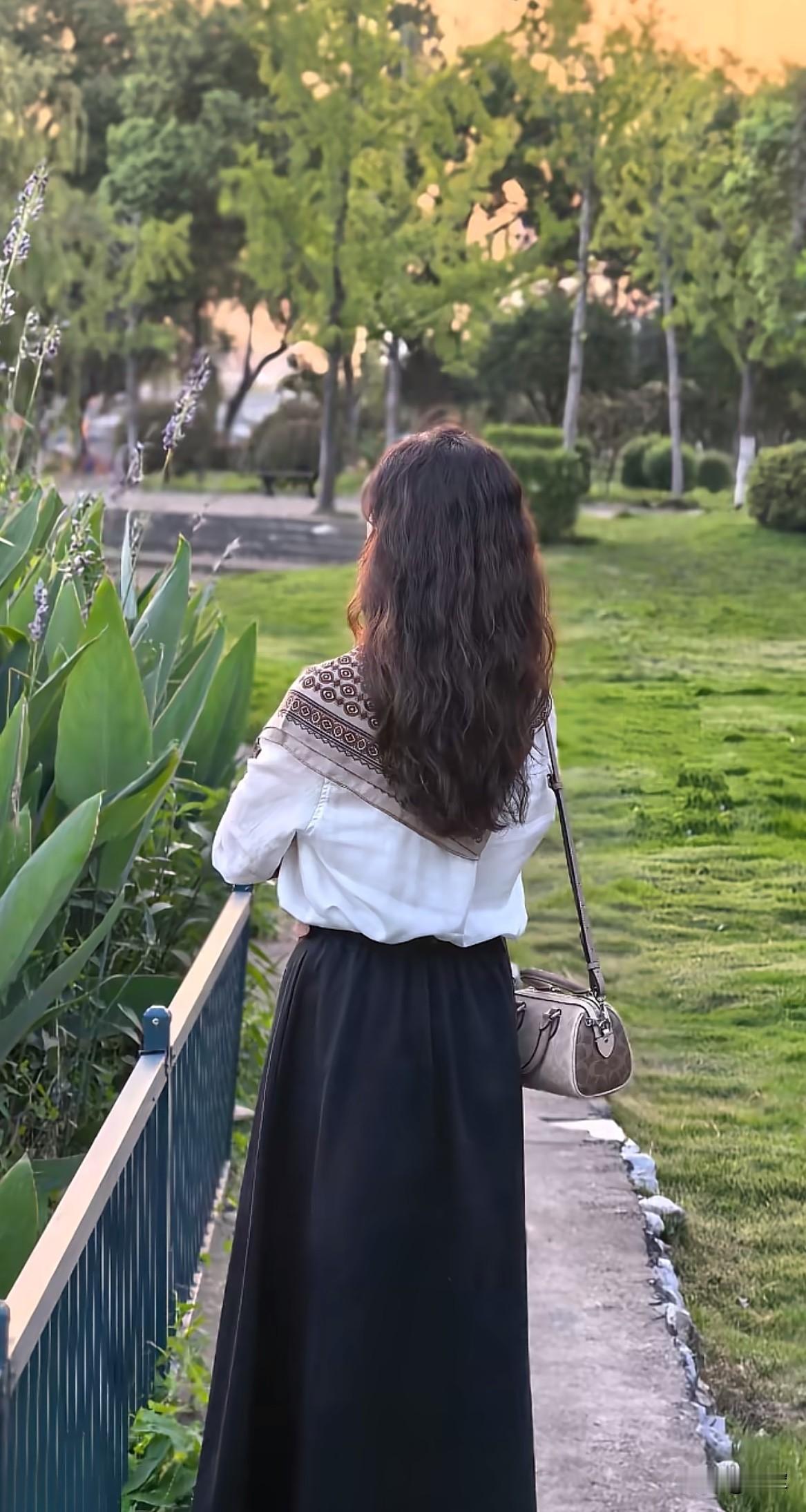 男人年轻时一定要经历美女，你会发现其实美女也就那么回事，情关已过，但是结婚时一定