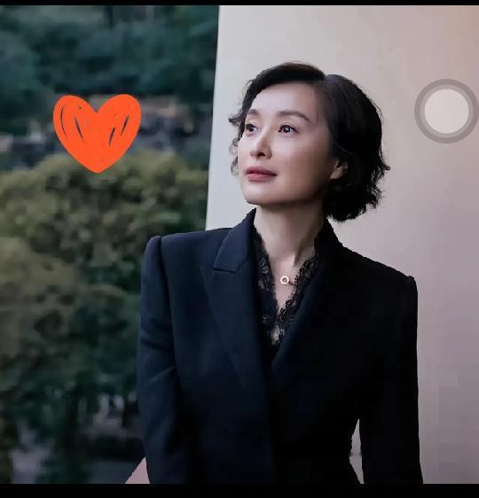 吴越实在不行你就退圈吧！

主要是大家都看不下去了，

你说说你都53岁了，
