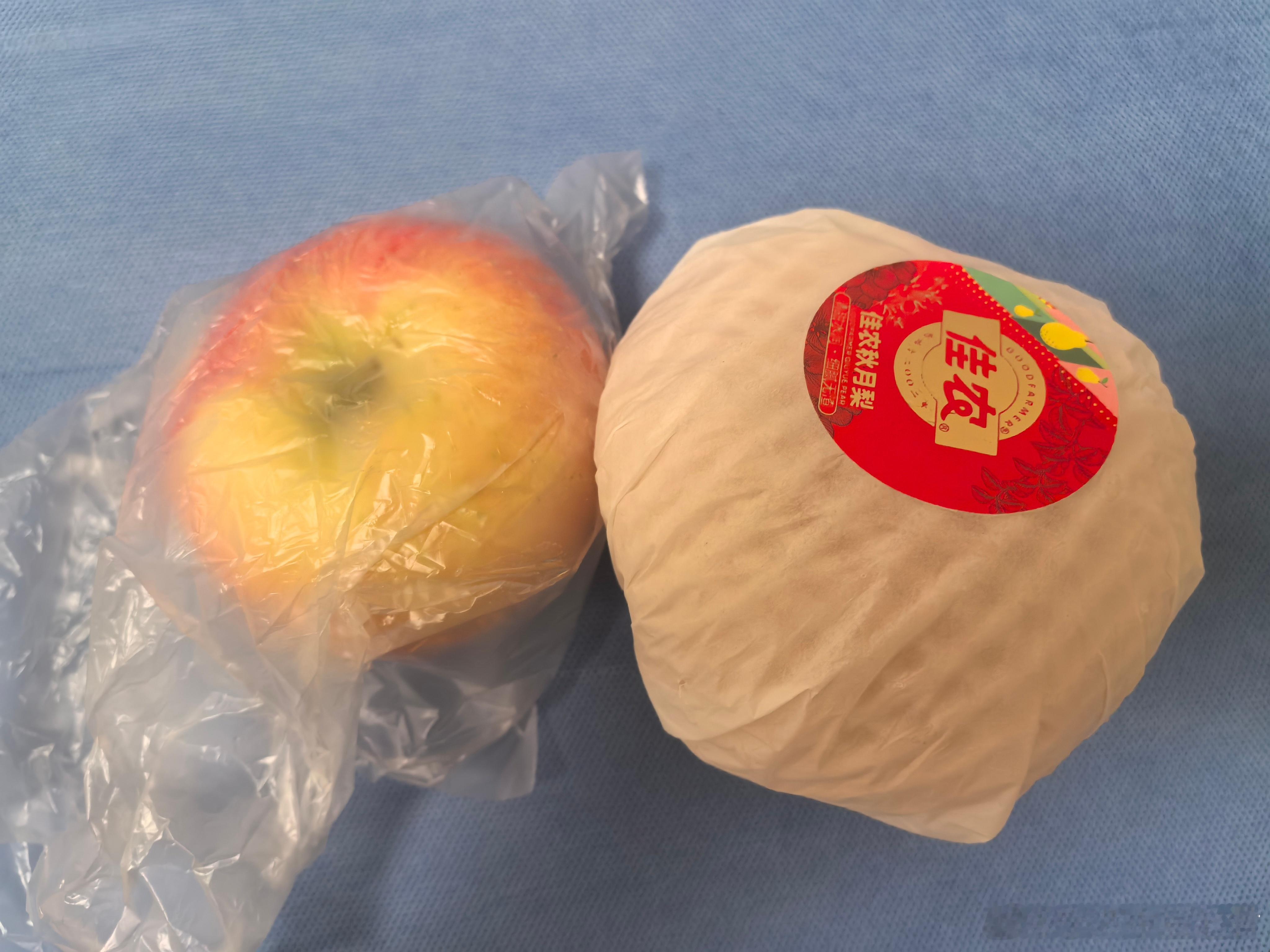 晚上在泰康坐诊，一位78岁老阿姨送我的水果[嘻嘻]她2周前来诊，我打开病历，她在