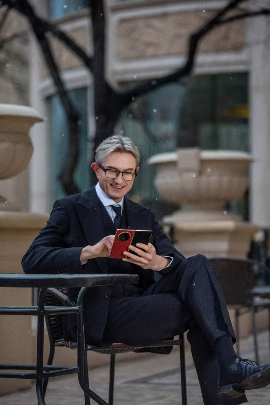 好家伙，耀子太会整活了！法拉利先生在优雅的舞步太美妙了。当三台手机放在一起，谁能