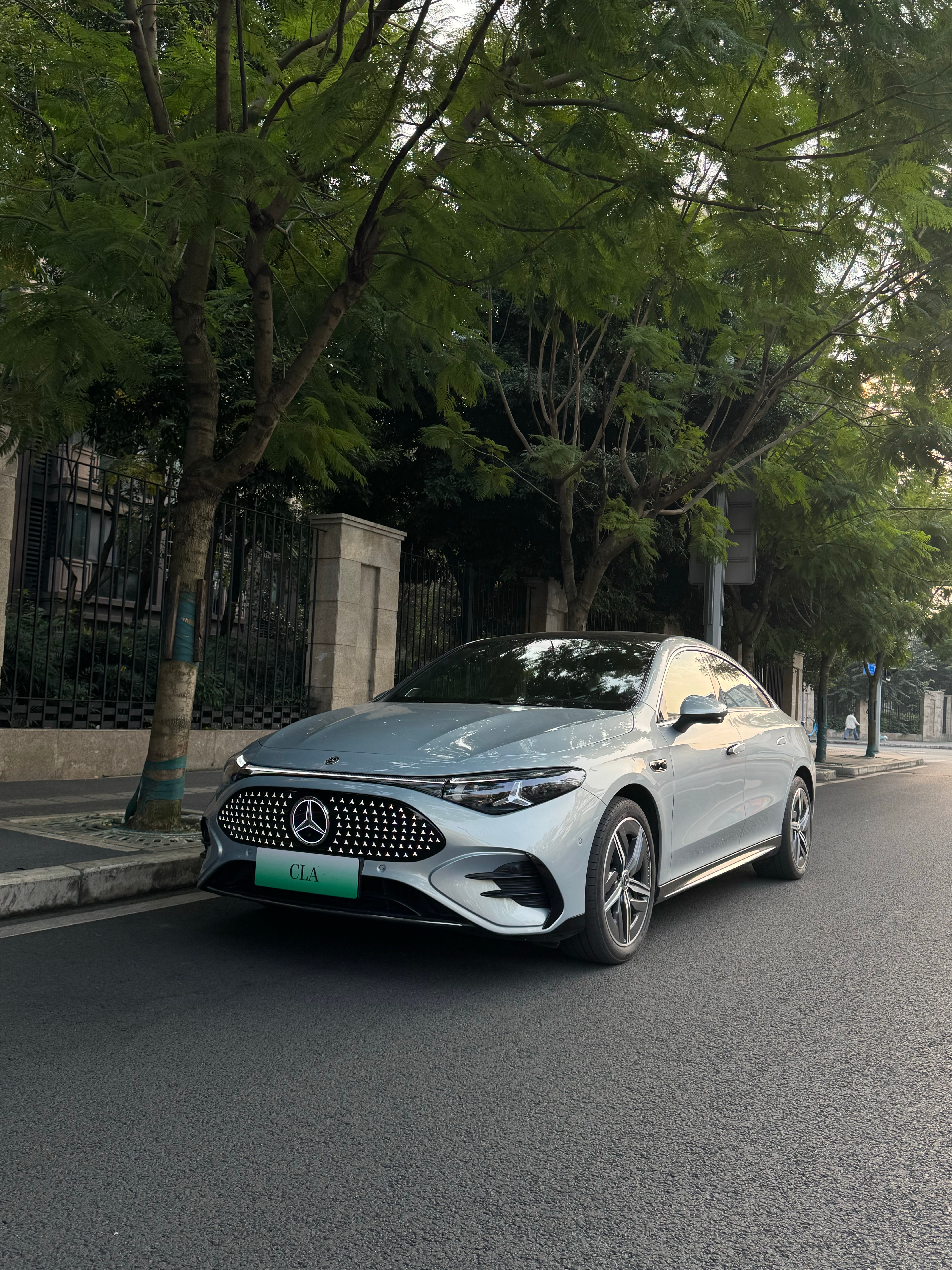 开了奔驰CLA纯电这个车后，觉得好，意外的好。首先这个底盘很爽，整体感一流，一坐