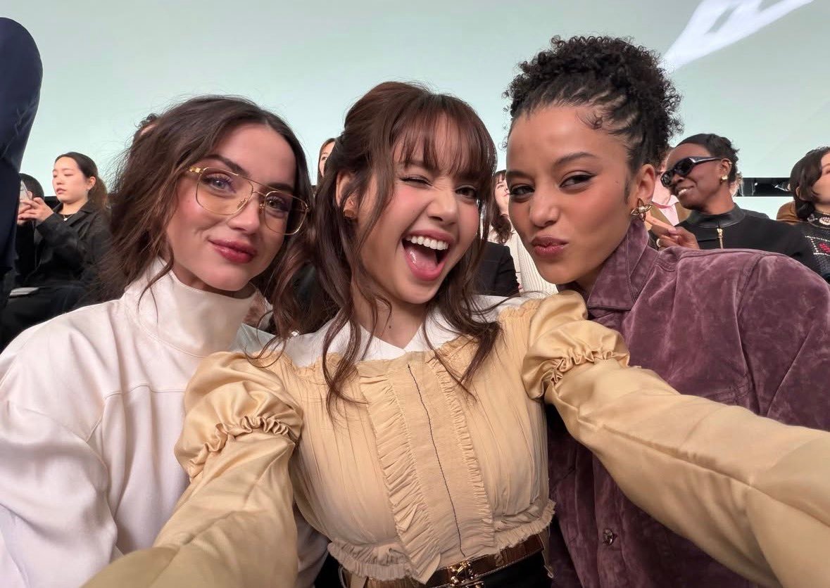 蔡斯·英菲尼迪与赞达亚、安娜·德·阿玛斯、Lisa的最新合影