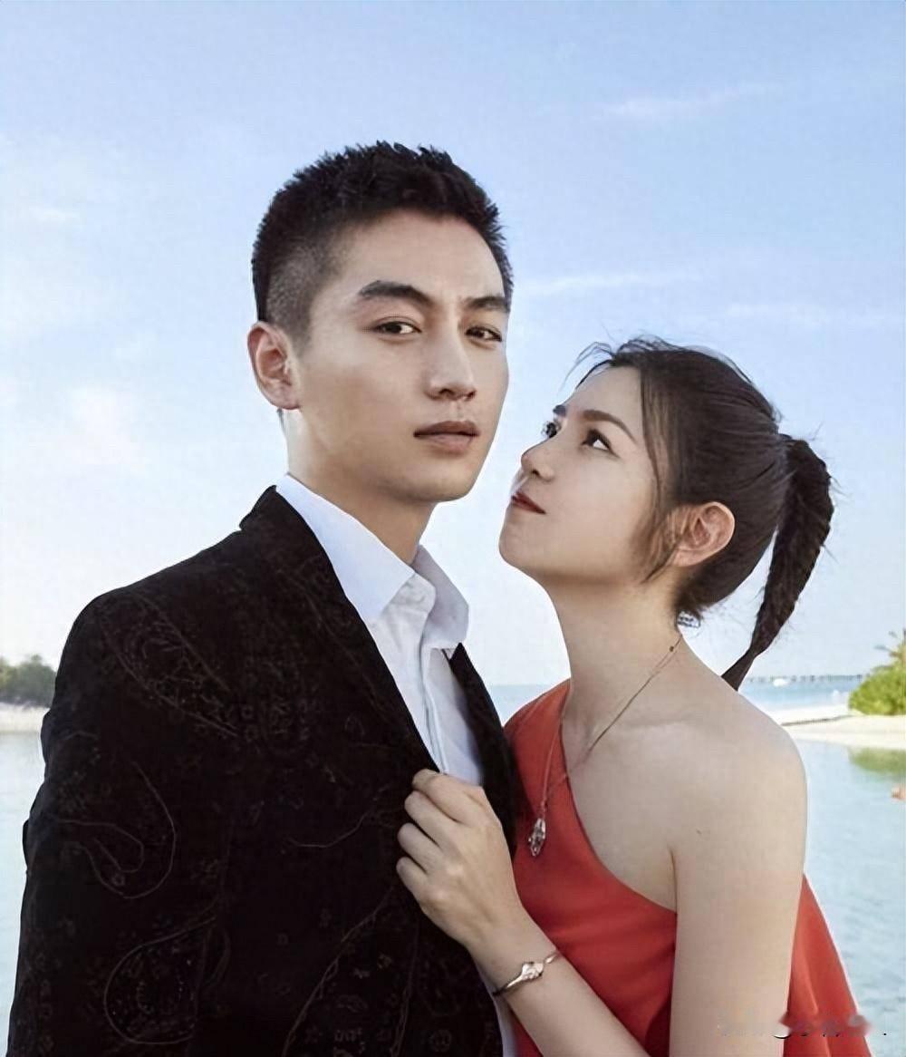 陈晓估计没想到会有这一天  
陈妍希虽然当年是“国民初恋”，  
但现在回头看，