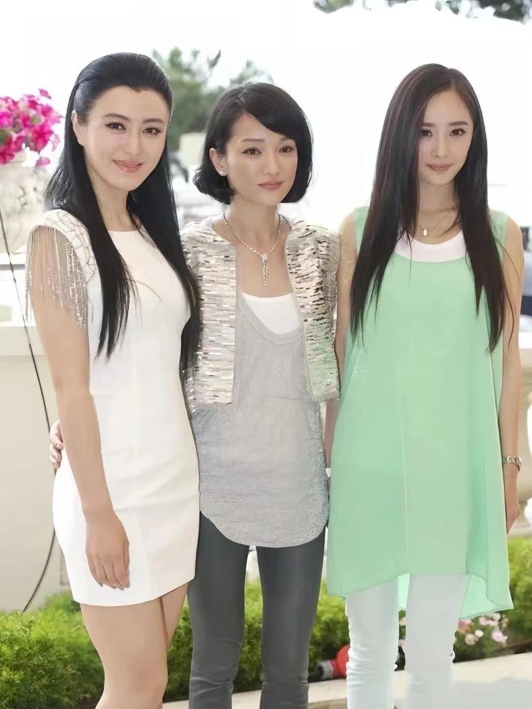 她比杨幂和周迅美丽，稳赢！哇塞，这个女生比大幂幂和周迅好看多了啊！杨幂和周迅肯定