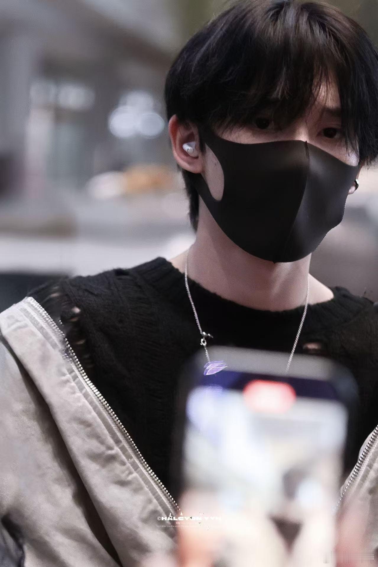 余宇涵机场走一半把外套脱了 帅哥的帅气从不失手！余宇涵走一半脱外套的慵懒感太绝，