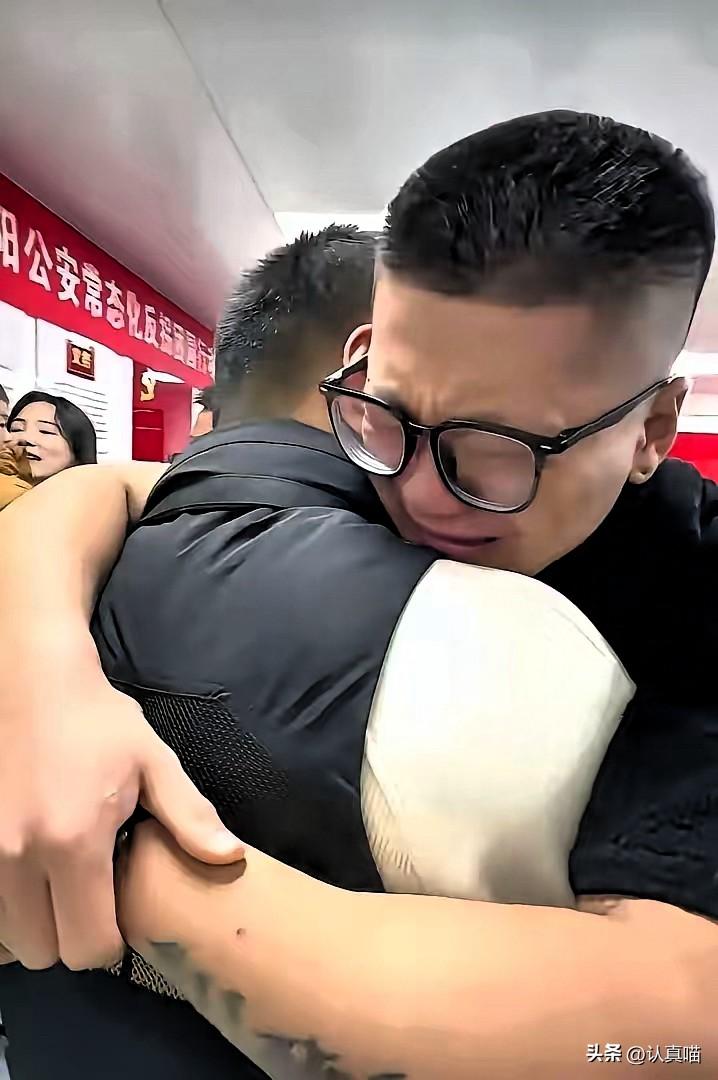 江苏这对失散27年的双胞胎兄弟，上个月还相拥而泣的感人画面还历历在目，谁能想到短