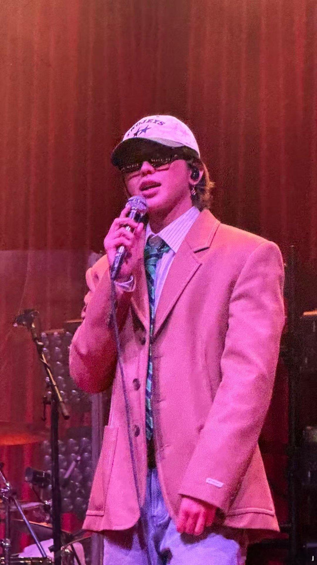 蔡徐坤时隔七年再巡回到伦敦再见亦是新的开始！蔡徐坤时隔七年唱响伦敦，岁月沉淀实力