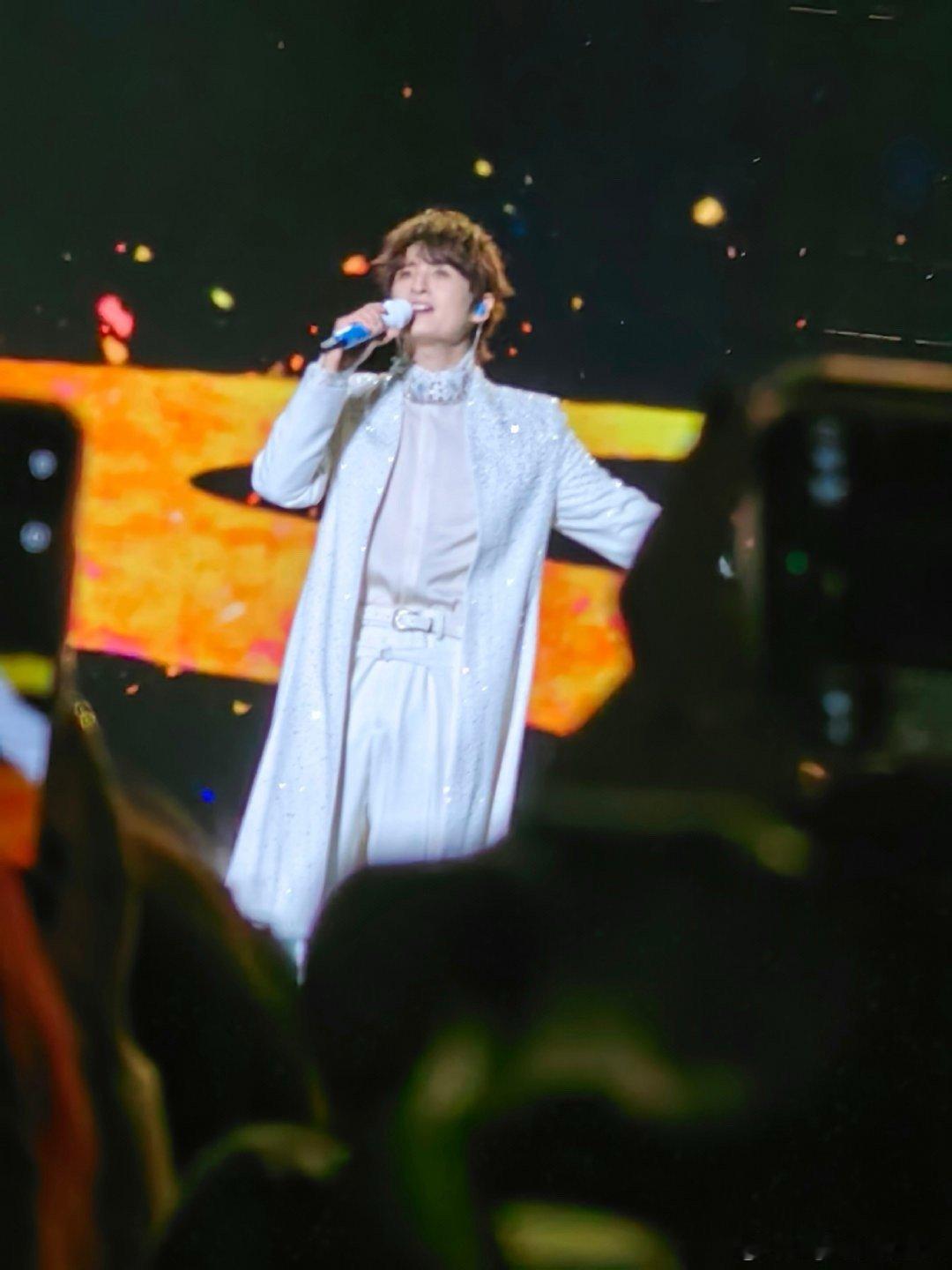 张远唱完娃娃脸重返二十岁 张远在深圳卫视春晚唱《娃娃脸》，瞬间把我拉回青春岁月！