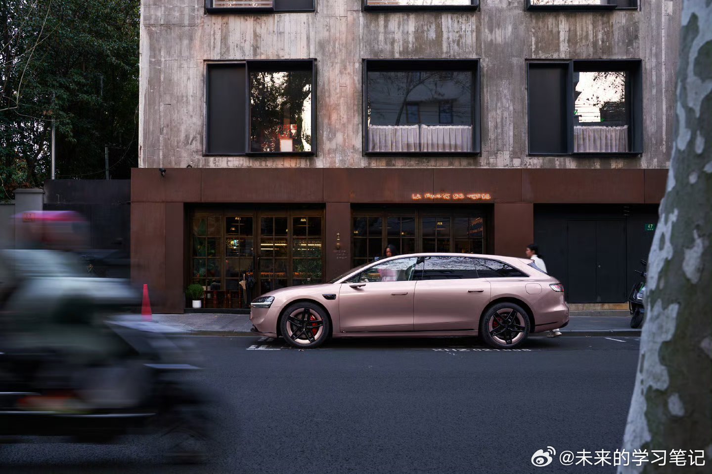 享界的新色很吸睛，作为突破BBA轿车线最成功的国产新能源豪华轿车，后续会有更好的