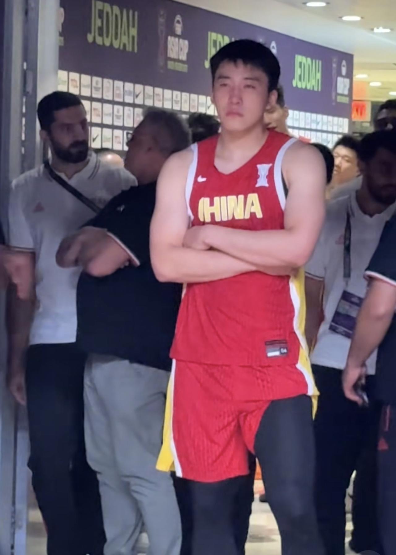 男篮亚军：王俊杰赛后泪水让人“泪目”！

谁注意到赛后的王俊杰，站在赛道等待颁奖