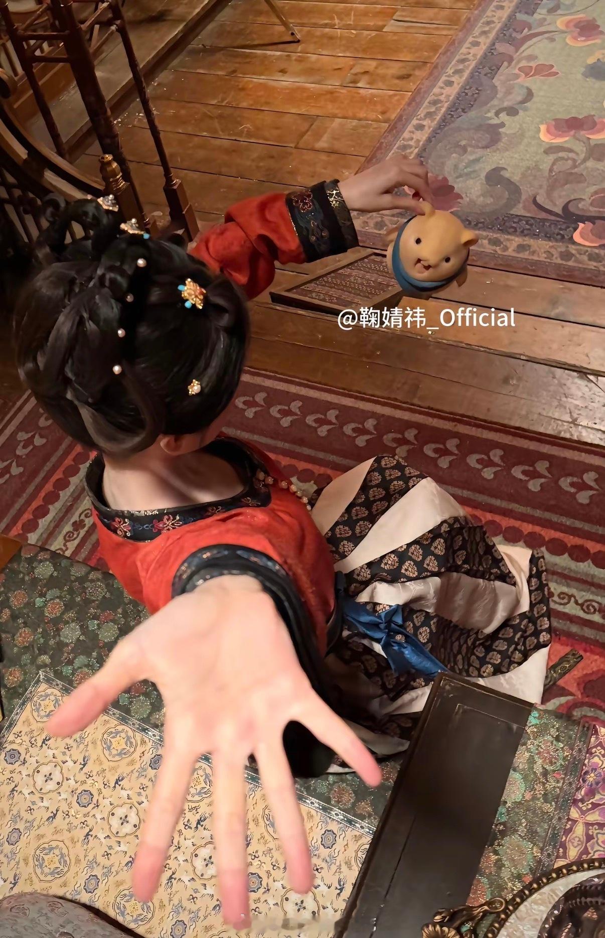 鞠婧祎反击工作室鞠婧祎cos铁拳教育掌纹展示 原来小鞠也看了《铁拳教育》 