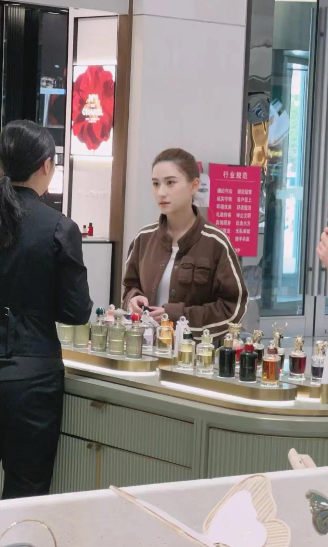 skp偶遇何超莲买香水，何超莲本人好漂亮，而且本人脸好小好精致啊！给人很低调的感