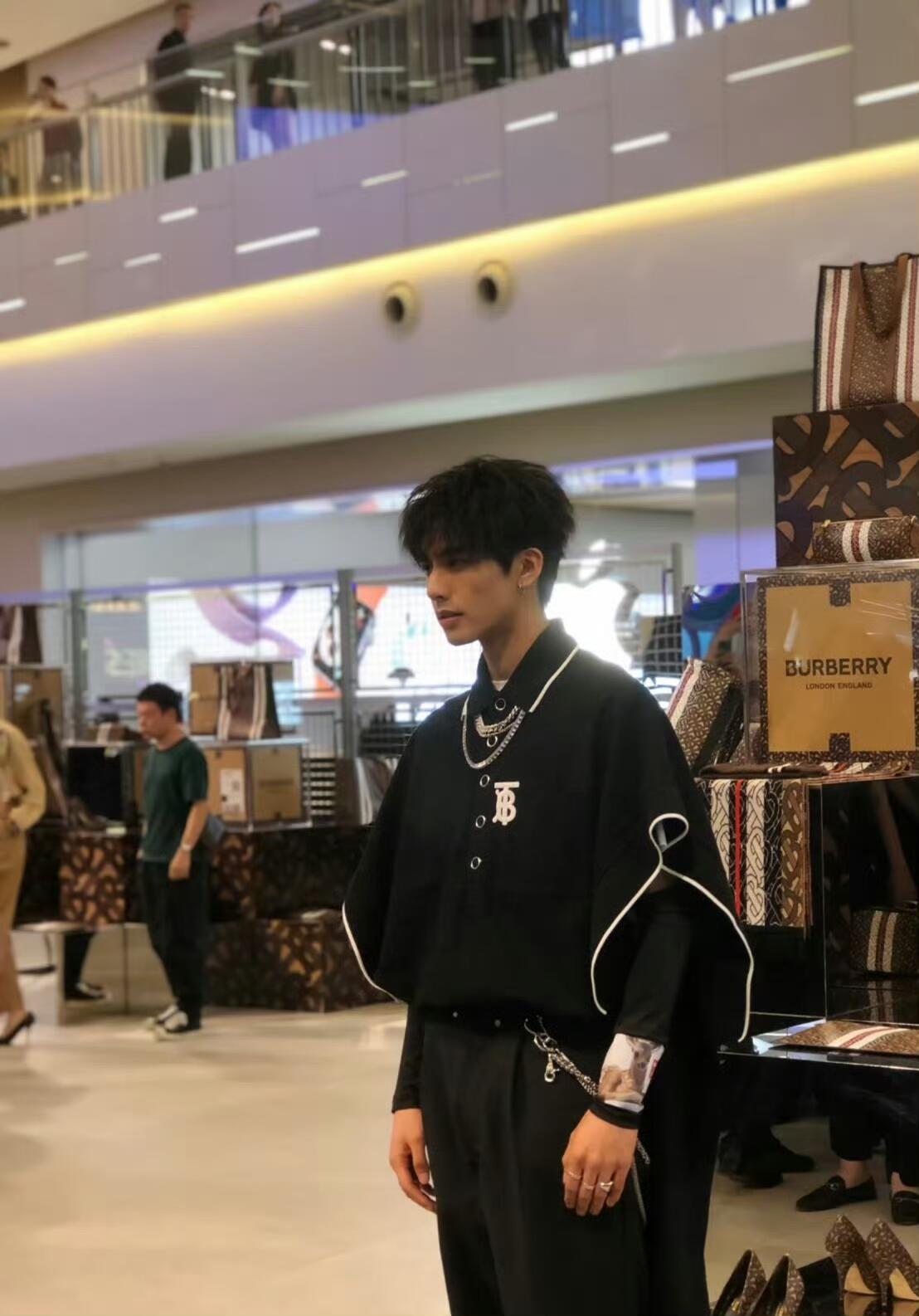 全世界都应该看看20岁时期的宋威龙！完全是神！年轻的时候好嫩（现在也嫩，但是多了