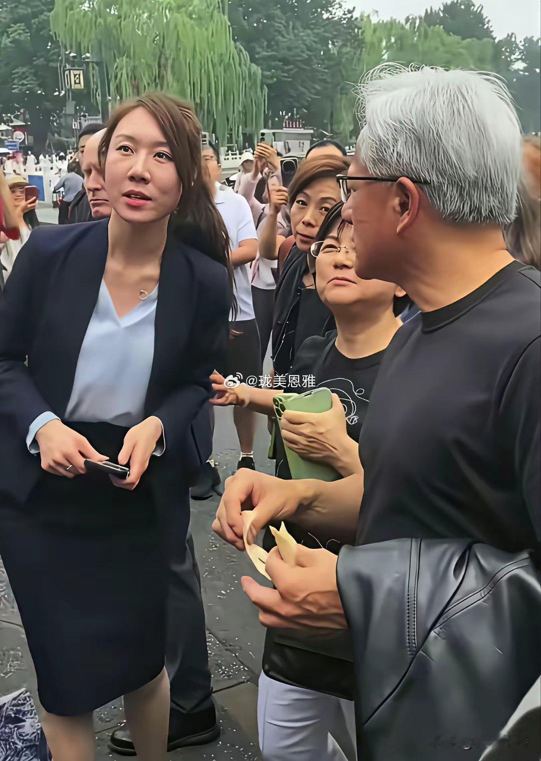 世界顶级富豪黄仁勋的女助理王婷有网友爆料说是哈佛毕业的堪称长的并不漂亮但深得老板