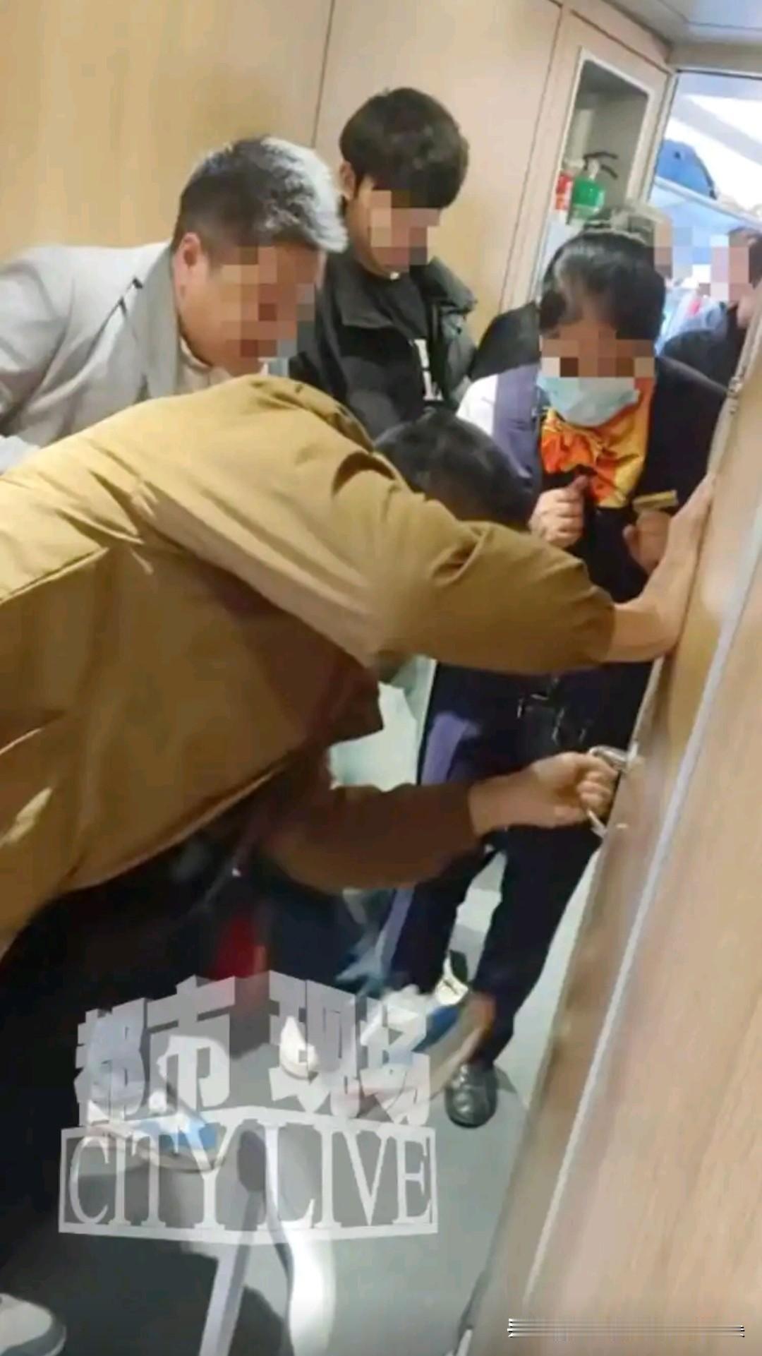 高铁惊魂！乘客被困厕所遭踹门施救，铁路部门紧急回应

事件回顾：

11月23日