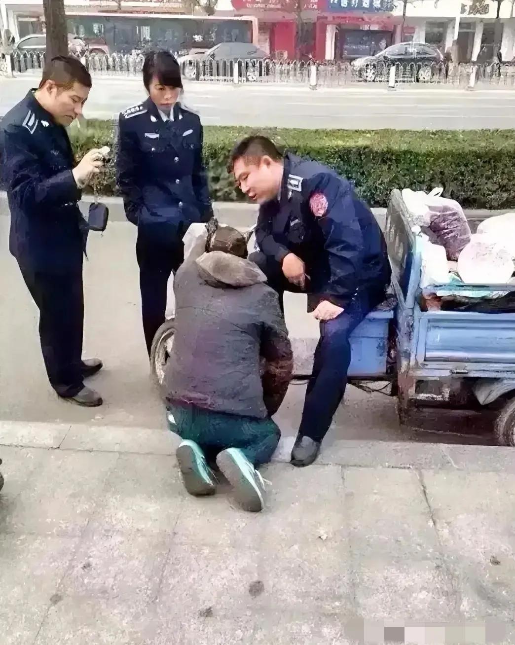 执法人员不顾老人的正当权益，将其财产一一没收，让人无法忍受。这个老太太只是靠三轮