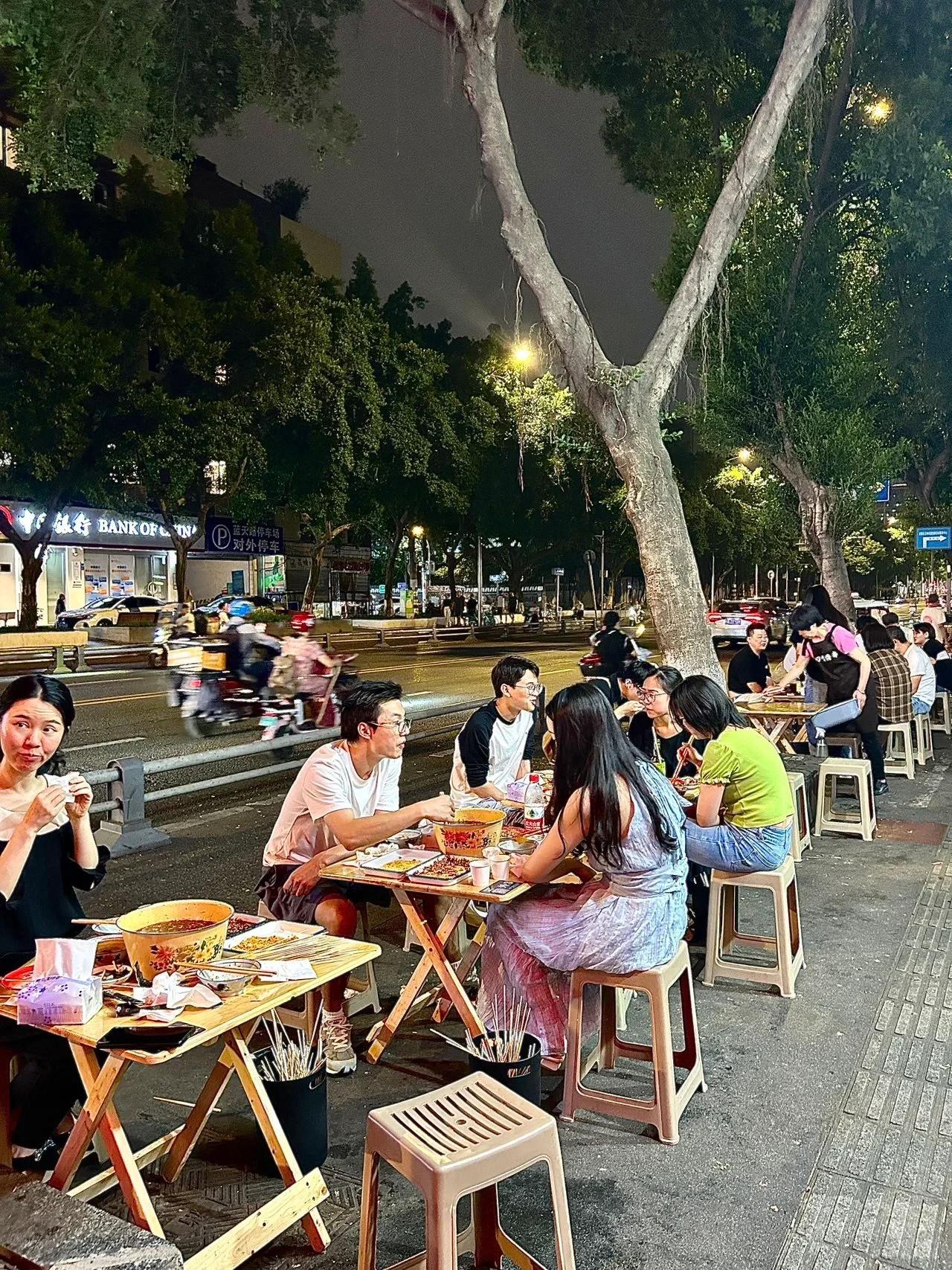 在成都一定要试试这家苍蝇馆子‼️


“叼嘴”是四川的方言
形容对美食味道和色泽