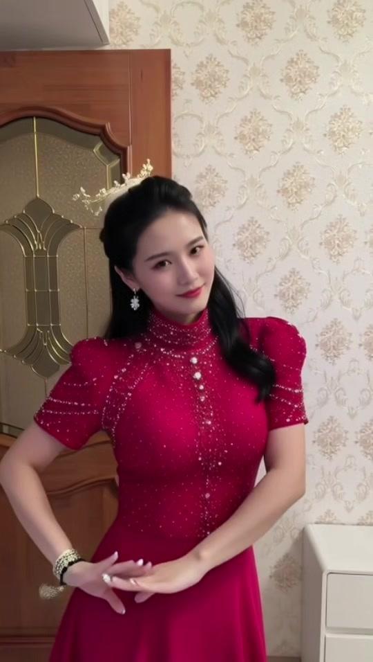 ✨上身直接把优雅气质拉满，红色系自带吸睛属性，不管是日常出街还是舞蹈场合都适配，