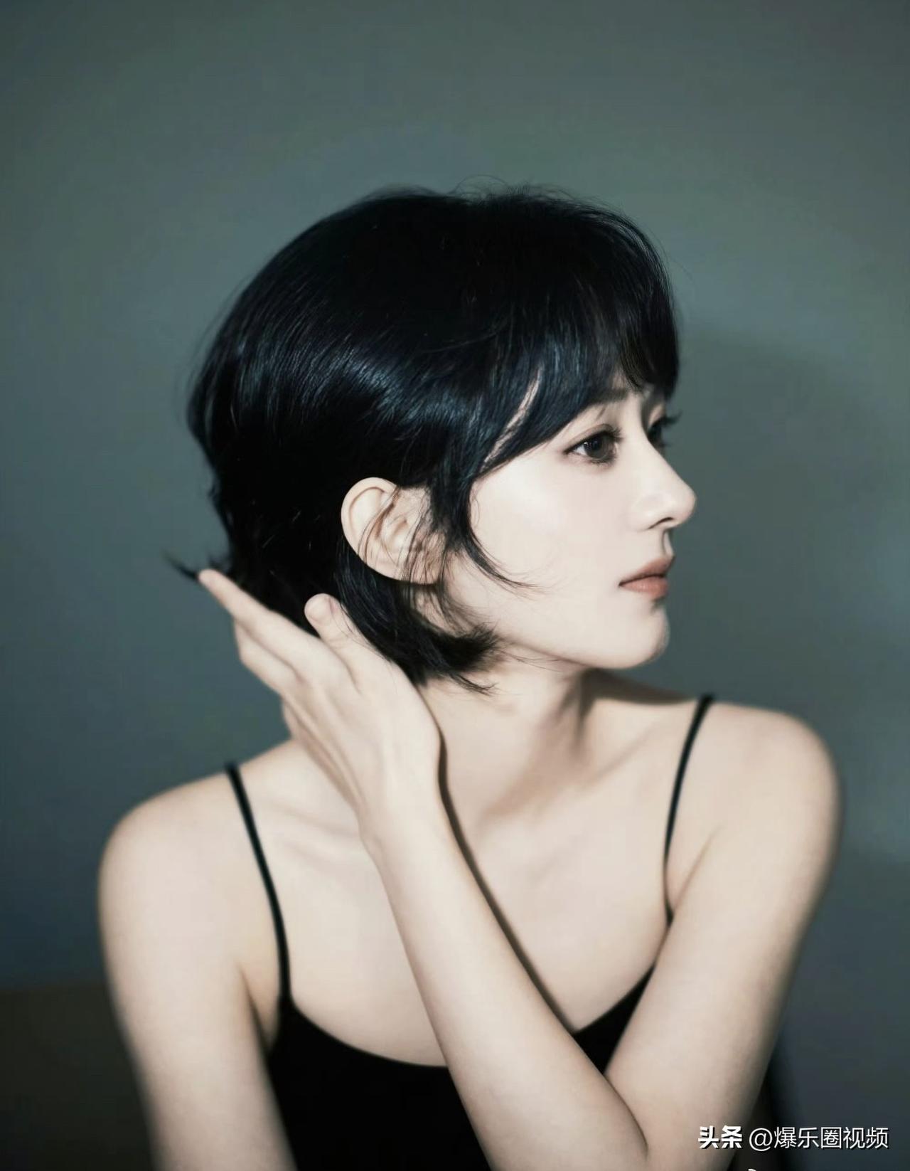 ❤️赵丽颖又出神图！
     久违营业的赵丽颖带来纪梵希时尚大片，简约黑裙点缀
