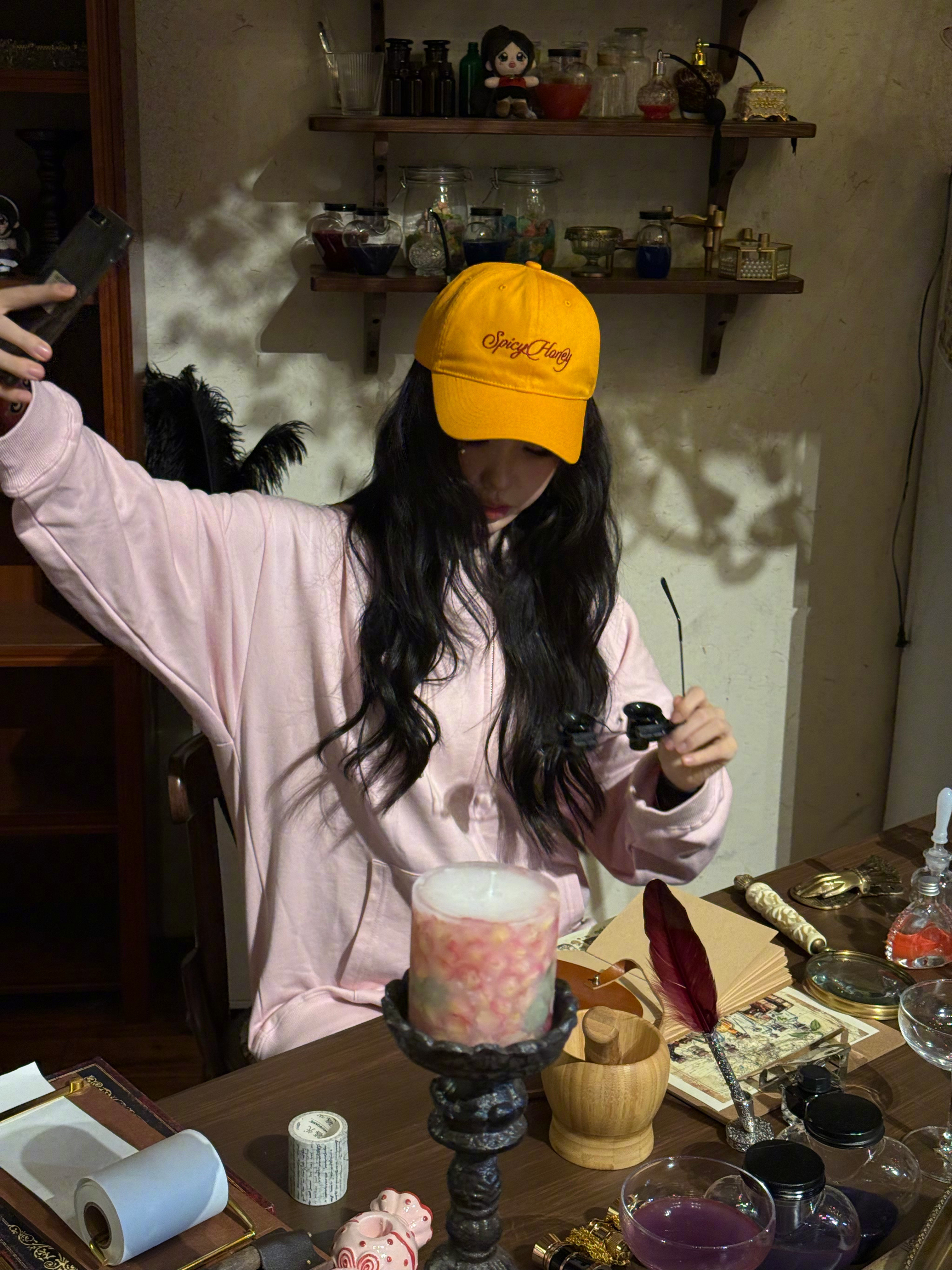 虞书欣来到吸血鬼小屋虞书欣泪目了线下复刻吸血鬼小屋太有氛围感，虞书欣触景生情，记