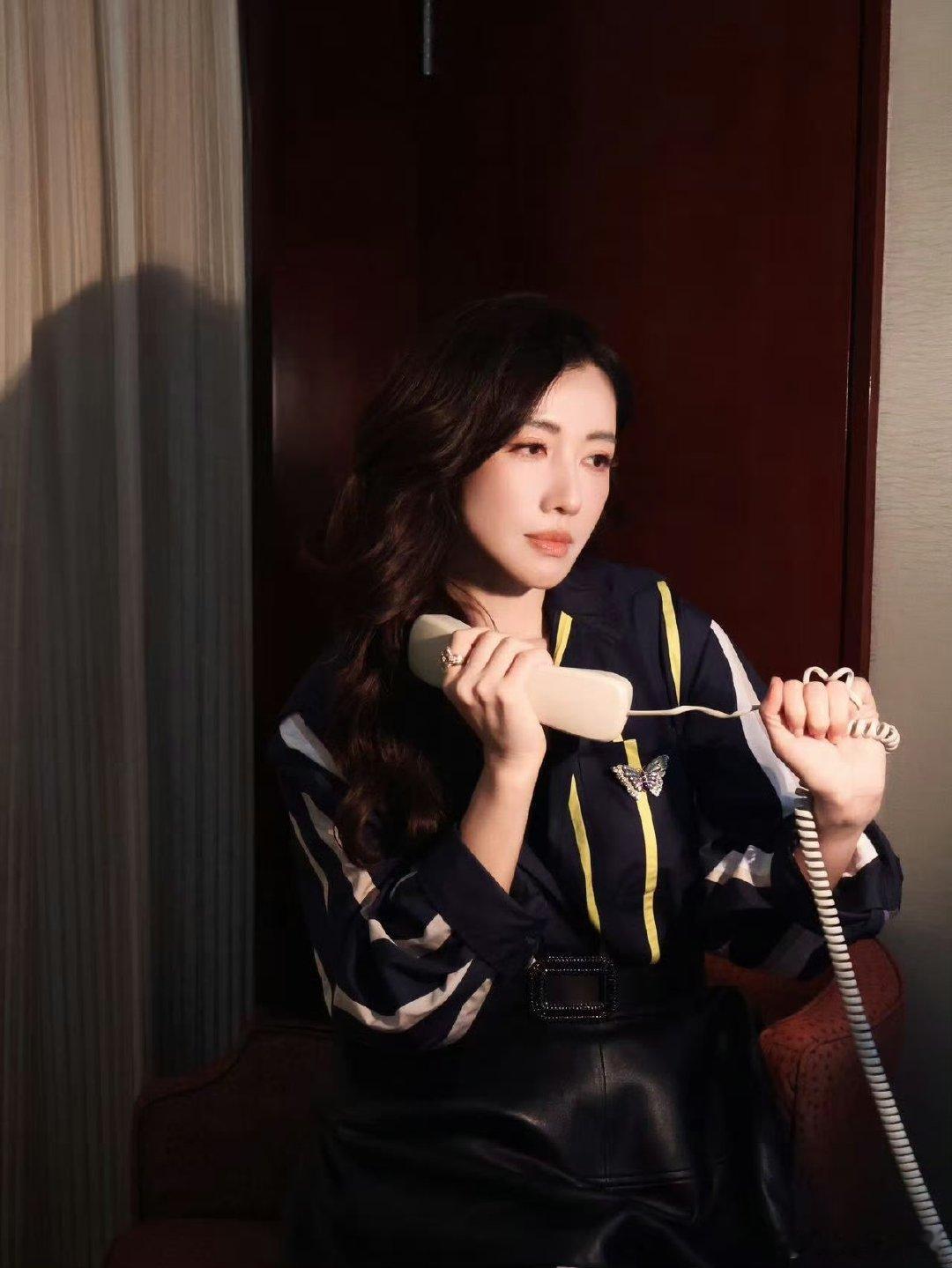 李施嬅说檀健次像不听话的儿子她还公开称赞导演韩延非常优秀，李施嬅和檀健次、朱一龙