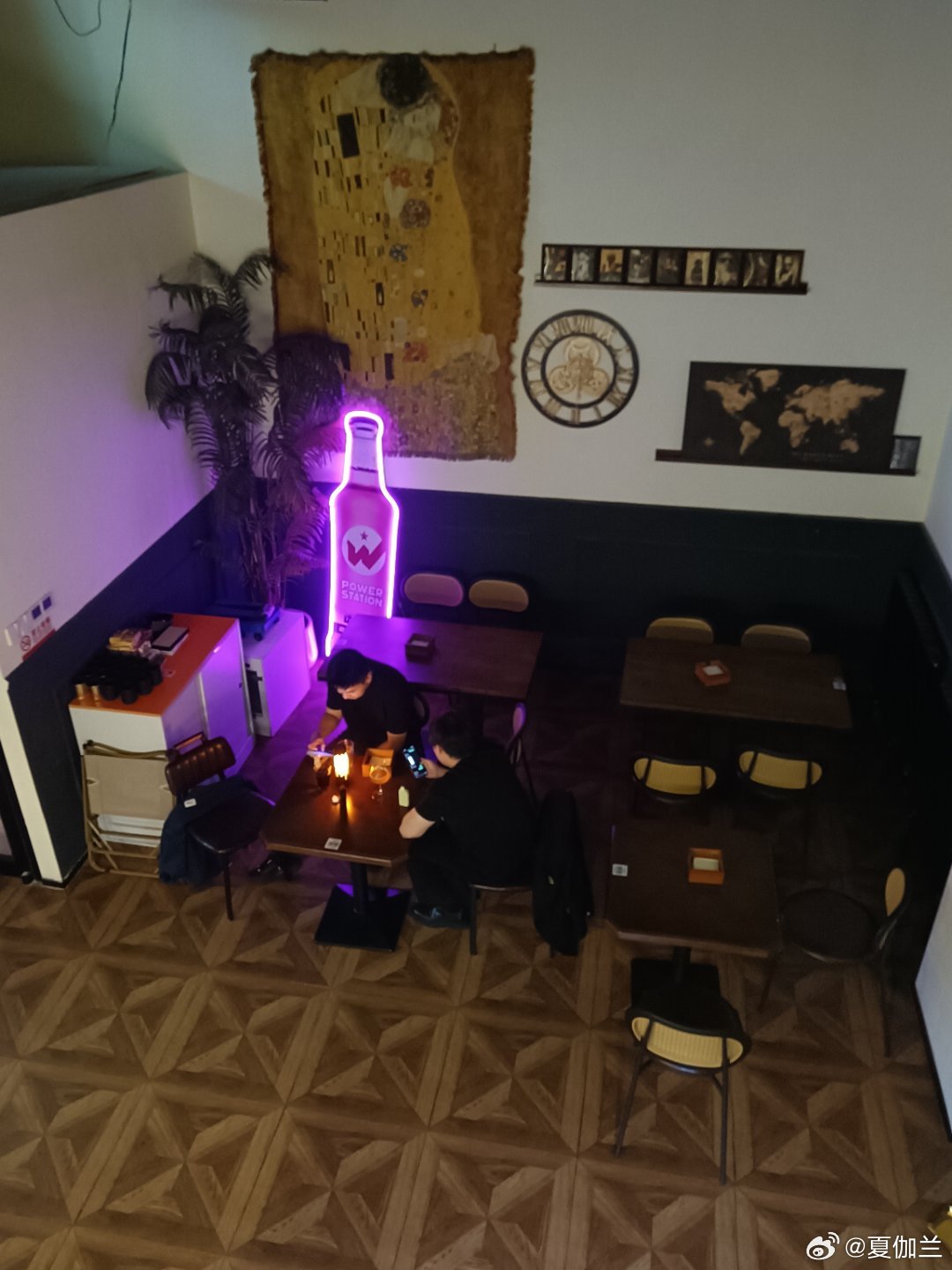 团结湖居然也有个餐酒吧的园区最近开挂了，到哪都遇见帅哥[思考]夏伽兰的美食汇 ​