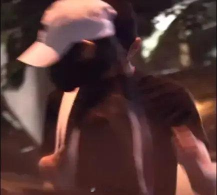 范世錡张艺凡聚餐后同回小区，护头搂腰动作亲昵。7月24日，范世錡张艺凡的一则视频