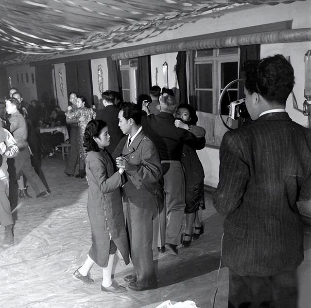 1947年，陕西临潼，国军军官们的新年舞会。 ​​​