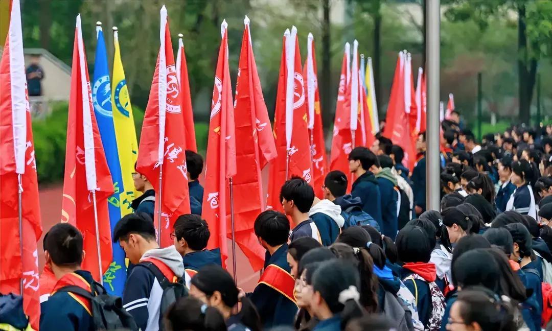听到一位本硕浙大即将毕业的00后说的话，感触良多。他说:我不考公务员，不考编制，