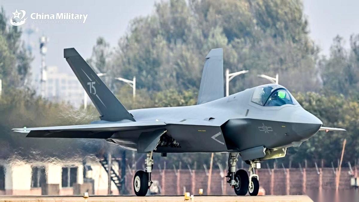 印度那边花了88亿美元买的36架阵风，飞行员估计刚摸熟操纵杆，一抬头，对面的机库