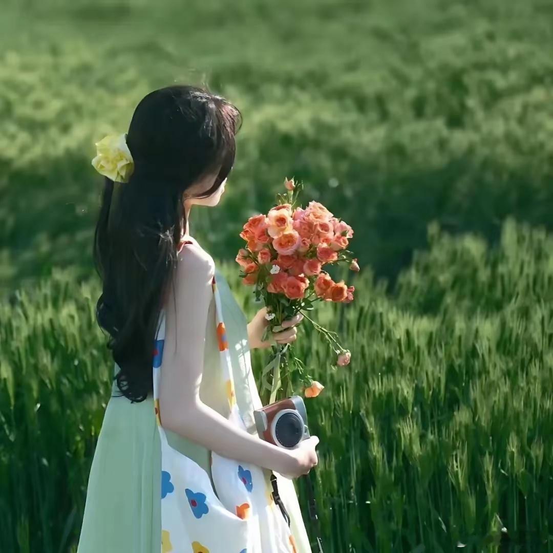 谋事的途中不迷失本心，逐梦的路上不背离真诚，其余的且行且随风。 ​​​