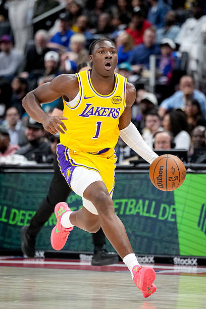 艾顿因背部酸痛，今天对阵步行者不打。迪耶罗因左膝酸痛缺席，雷迪克表示：“迪耶罗前