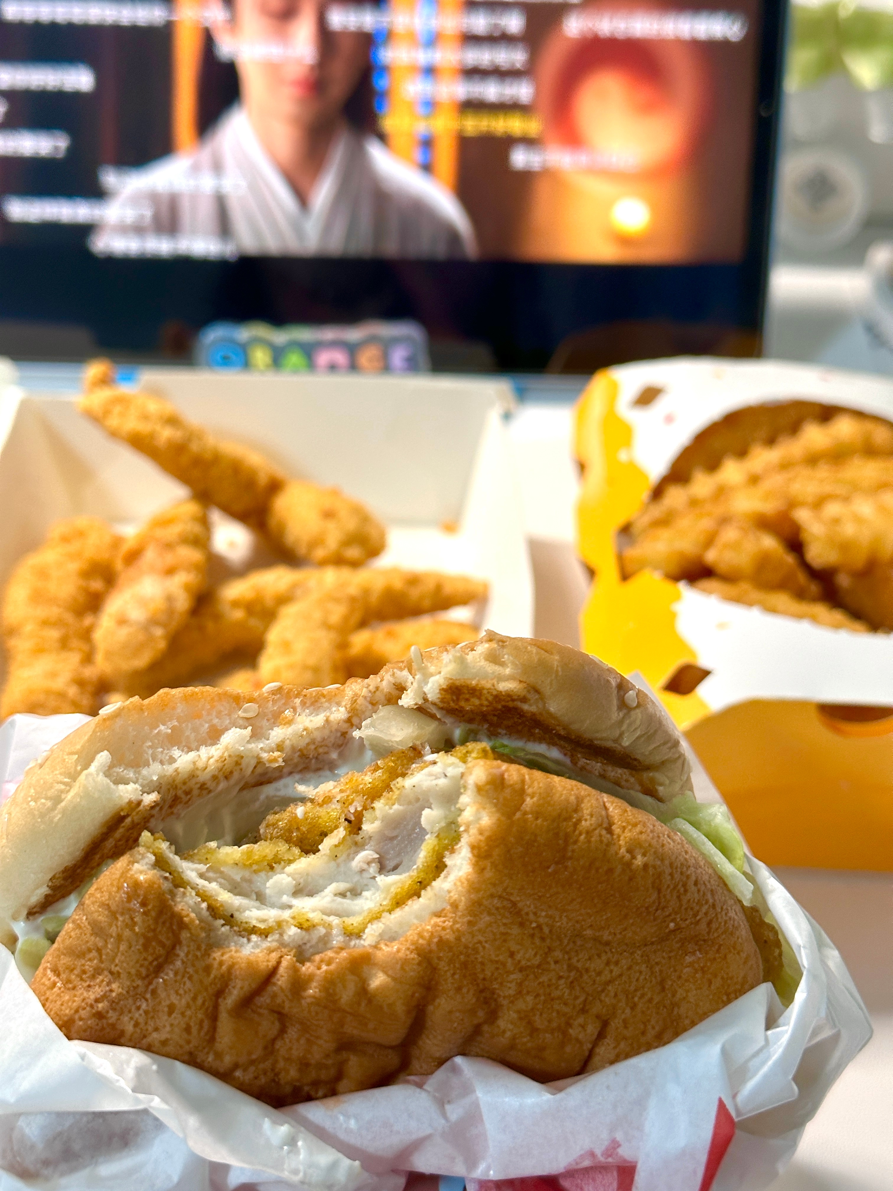 大半夜的又特么吃吃吃 