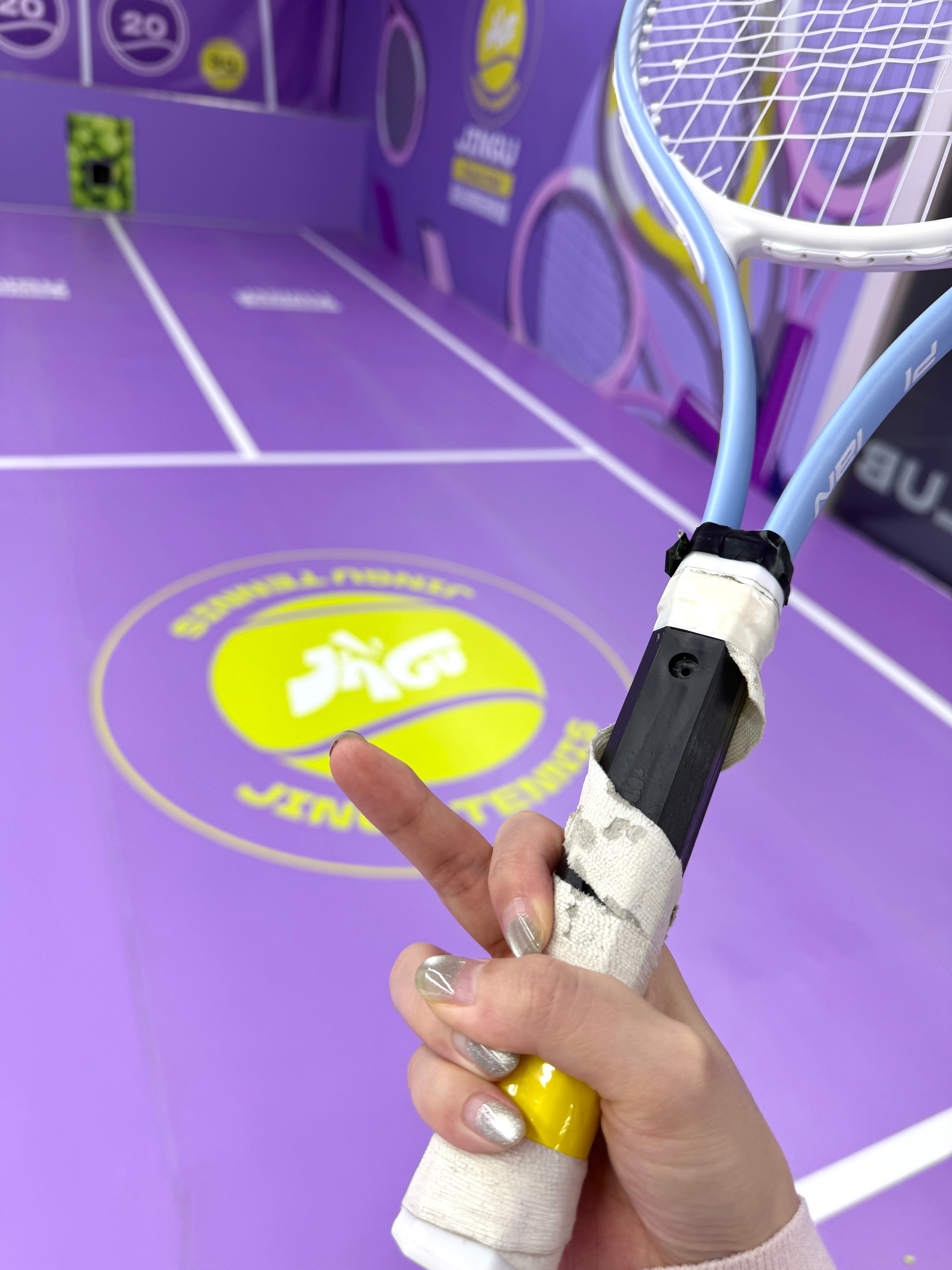 来打24小时自助发球机指缝打出血这个地方超级无敌痛这场馆提供的球拍和球都贼不好 