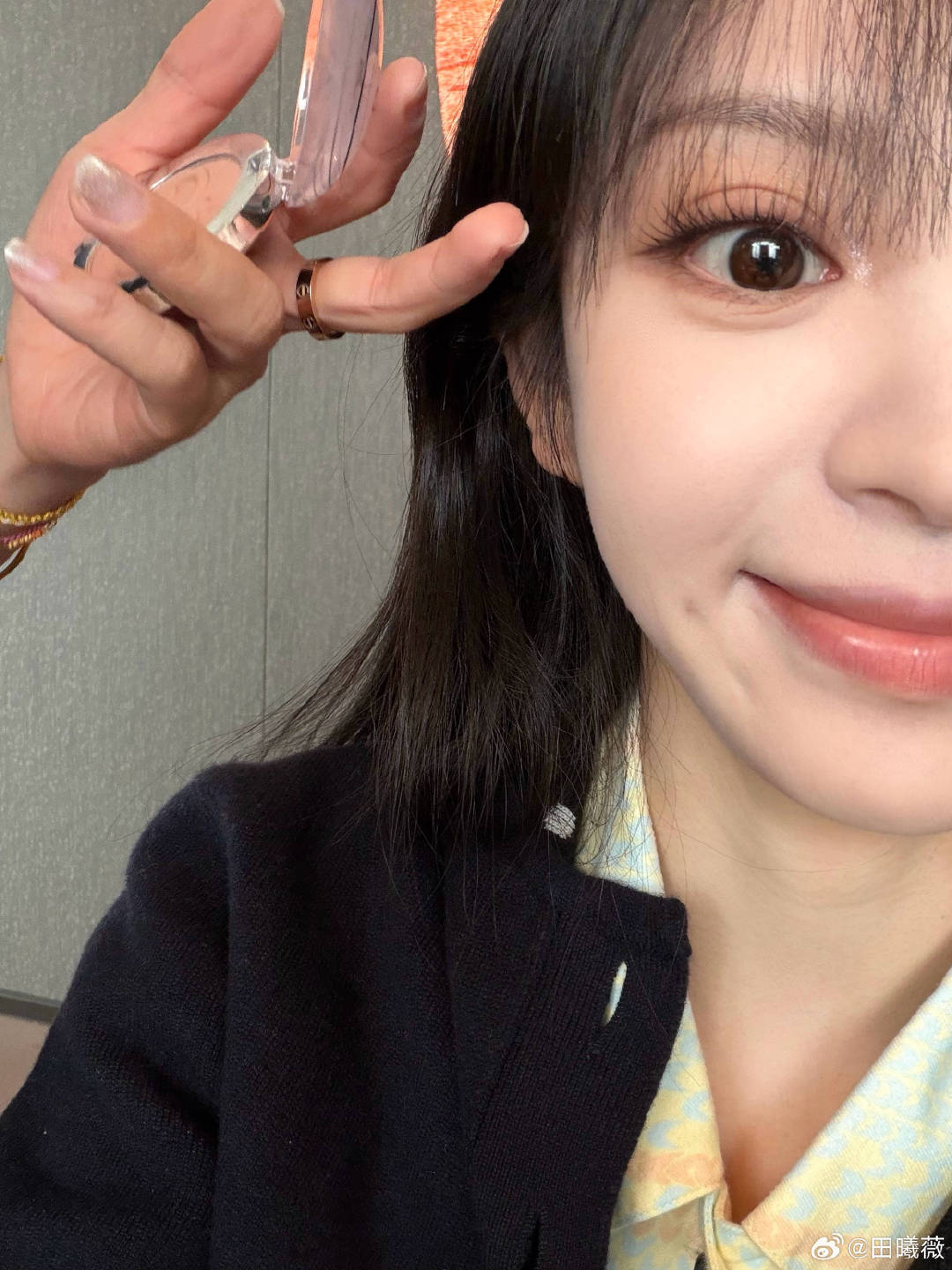 田曦薇化妆实时播报田曦薇腮红上脸了  田曦薇腮红上脸了！ 