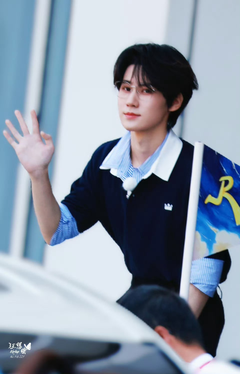 张真源今天奔跑吧路透，清纯男大爆改职场人！！衬衫 金丝眼镜框人夫感🈶！！好帅哇