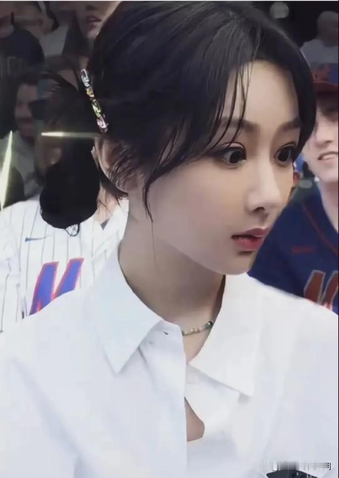 这姑娘的脸确实挺好看的，不过现在她整得跟换了个人似的，五官都大变样了。据说家里亲