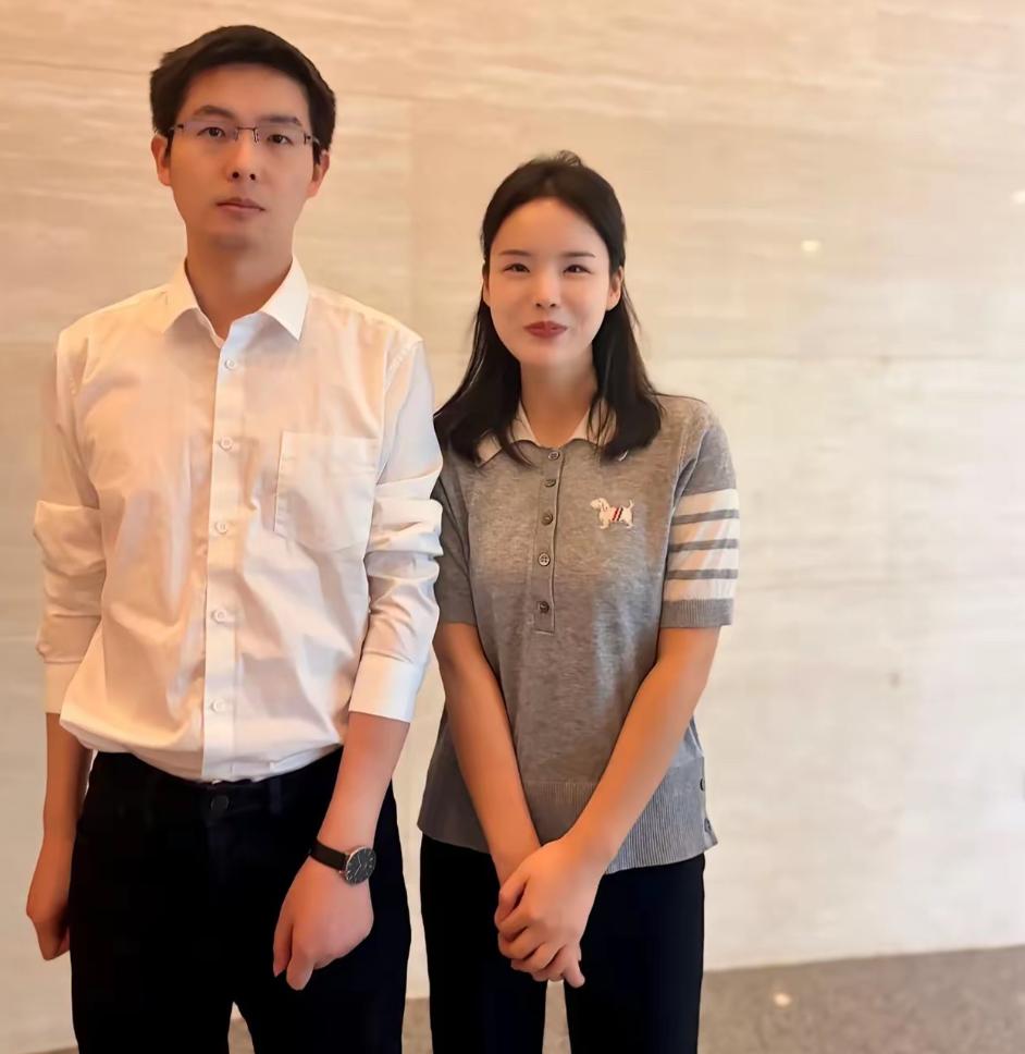 宇树科技创始人王兴兴和女粉丝的合影
感觉他好紧张的样子
胳膊都不敢和女生靠的太近
