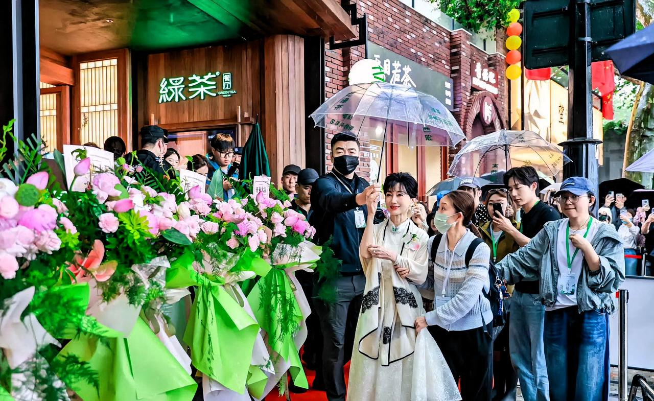 白娘子回断桥了。这次不是拍戏，是真人。

10月4日，国庆的西湖，有人在一家餐厅