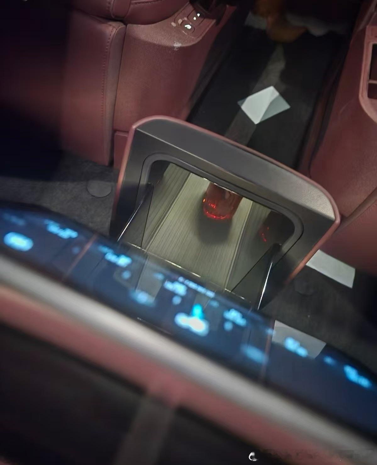 蔚来 ES8 的车载冰箱内居然藏了个镜子？？？啥用呢！前排取东西，可以透过镜子拿