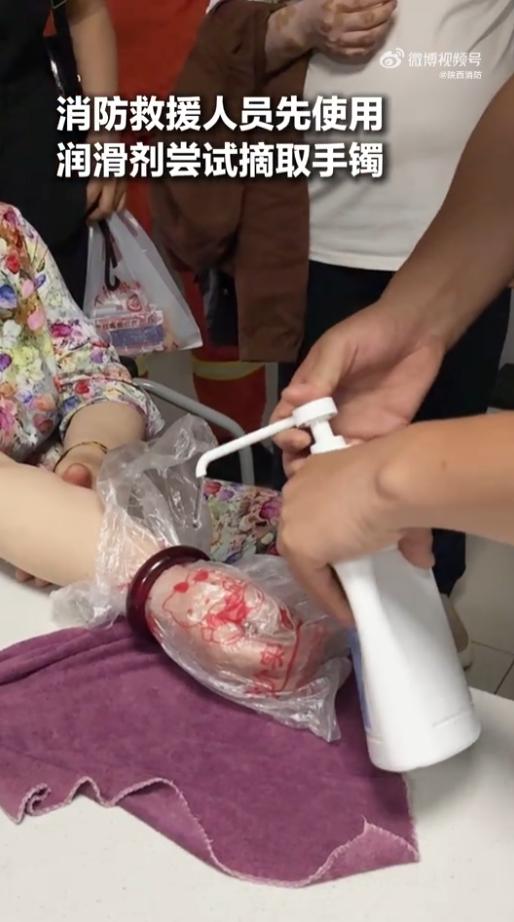 万万没想到！陕西宝鸡，一位老奶奶不慎摔倒，手臂骨折，本就疼痛难忍，可医生的一句话