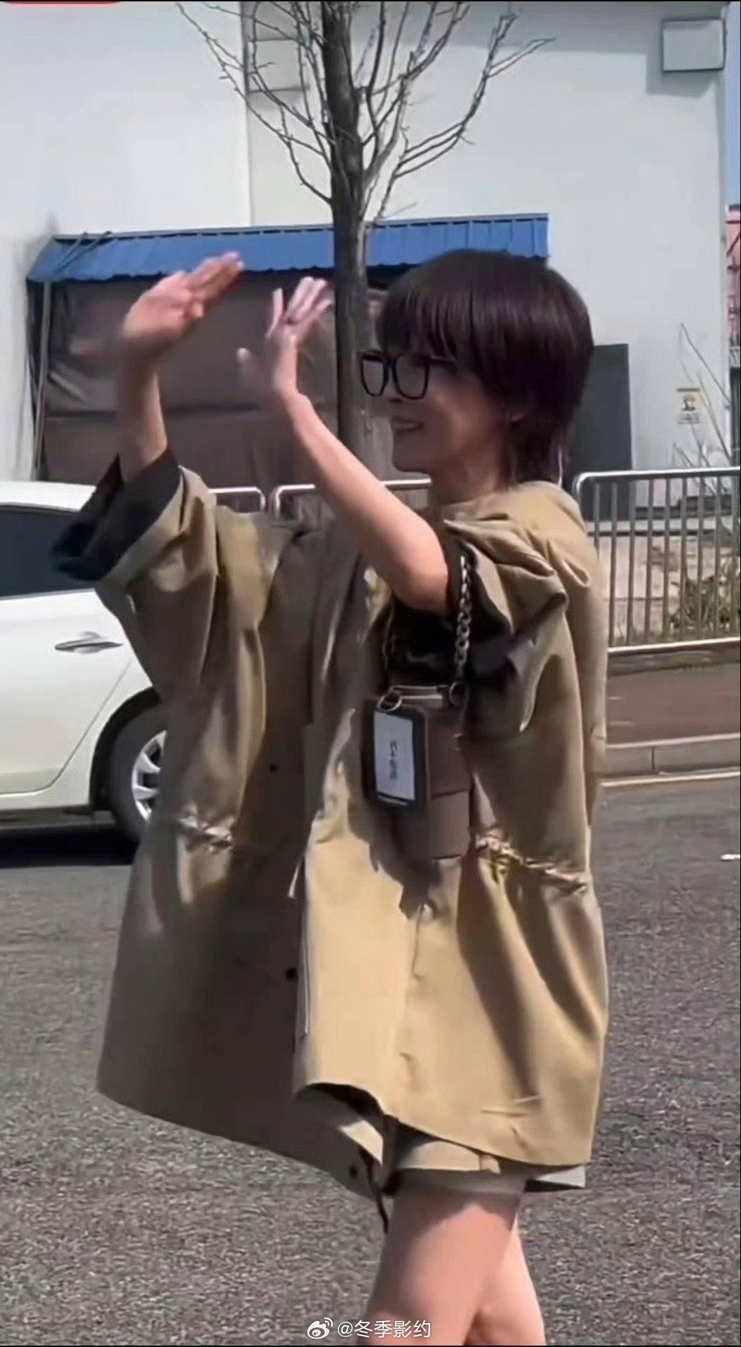 谢楠发芒果跳刀马 下班的她卸了妆，却没卸掉对粉丝的宠。比划两下刀马动作逗大家笑，